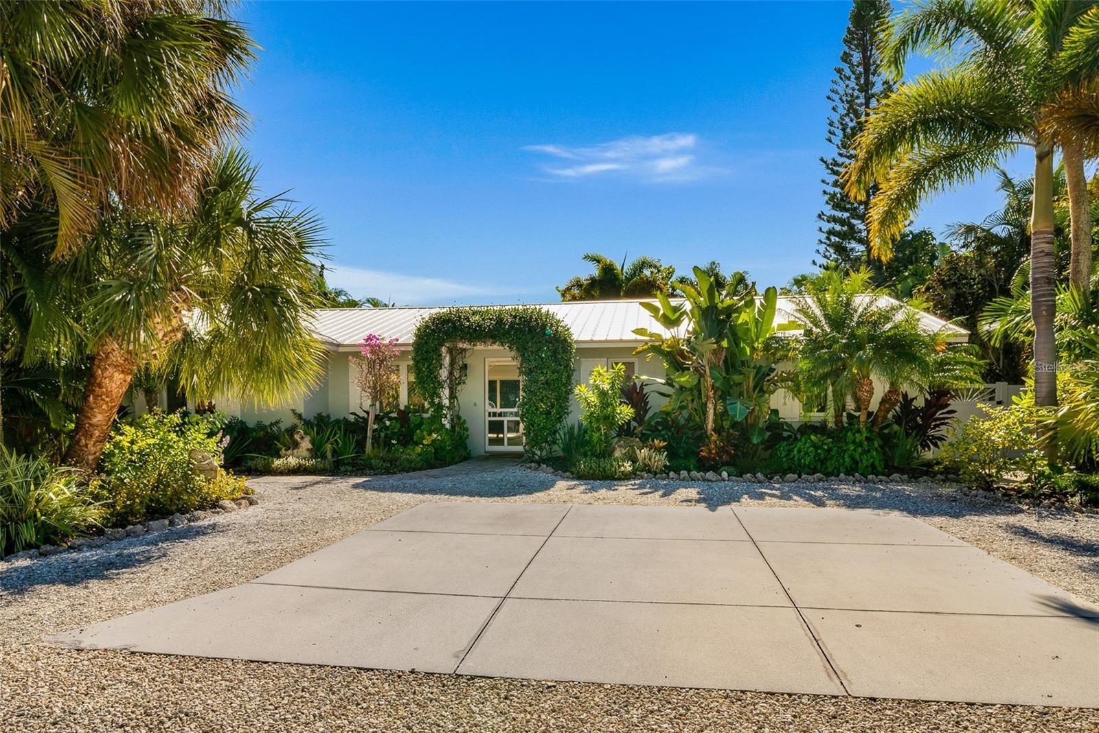 207 PEACOCK LANE