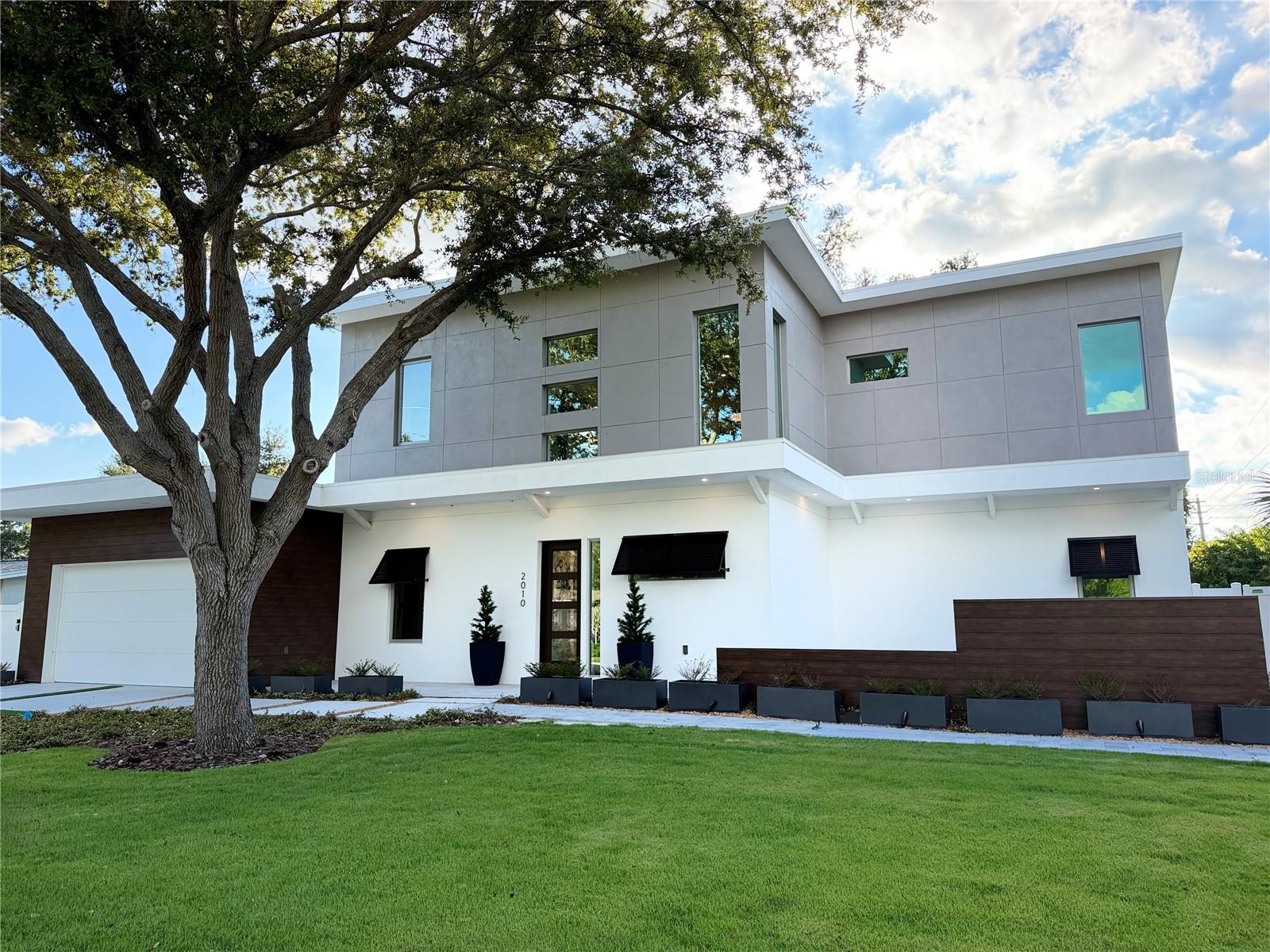 2010 HYDE PARK CIRCLE