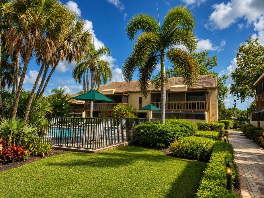 3033 WILLOW GREEN #10