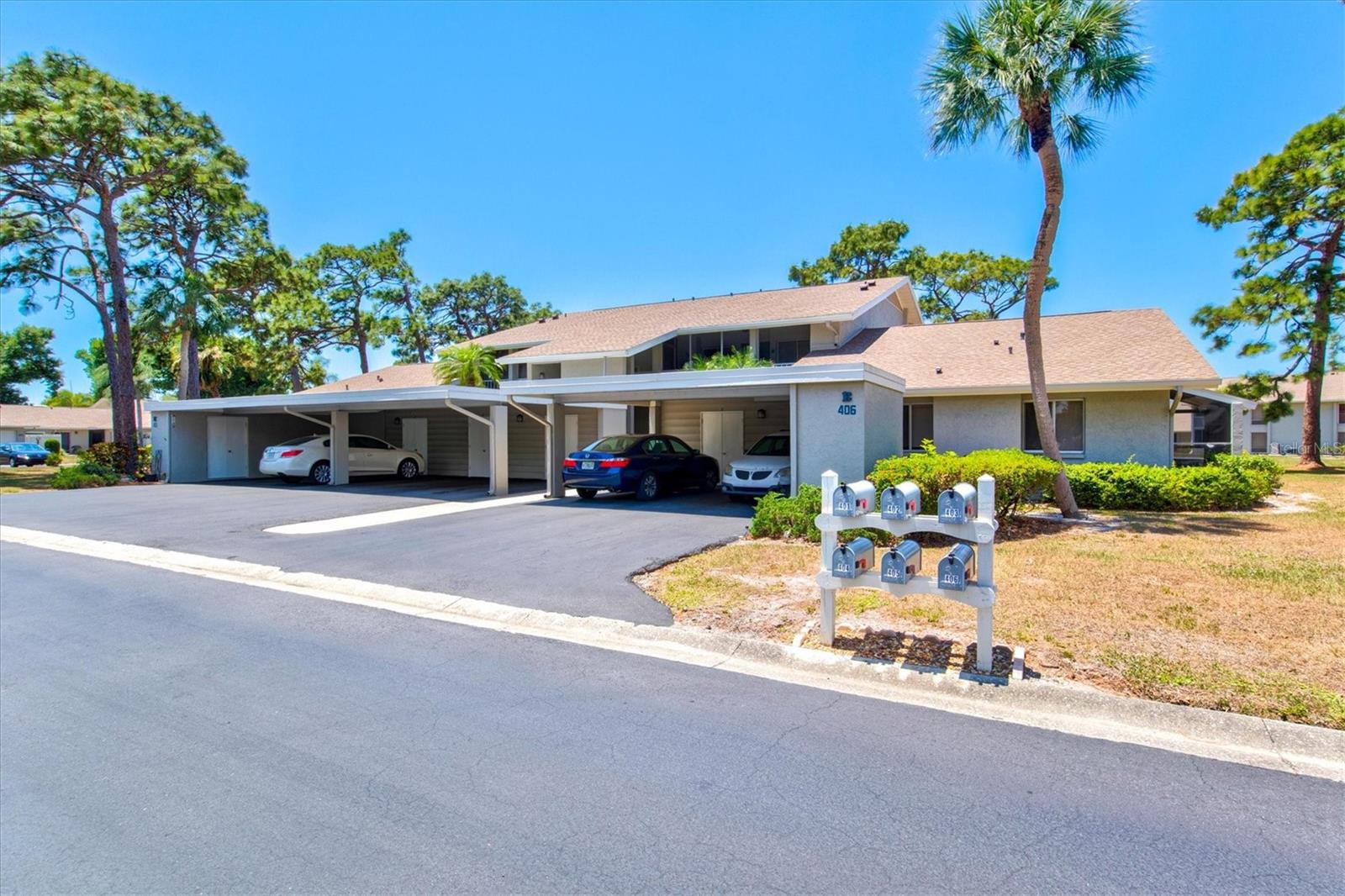 404 PINEBROOK CRESCENT #4