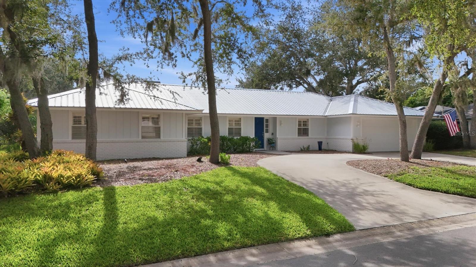 5505 BENEVA WOODS CIRCLE